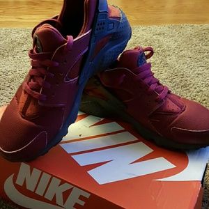 Nike maroon Huarache Run